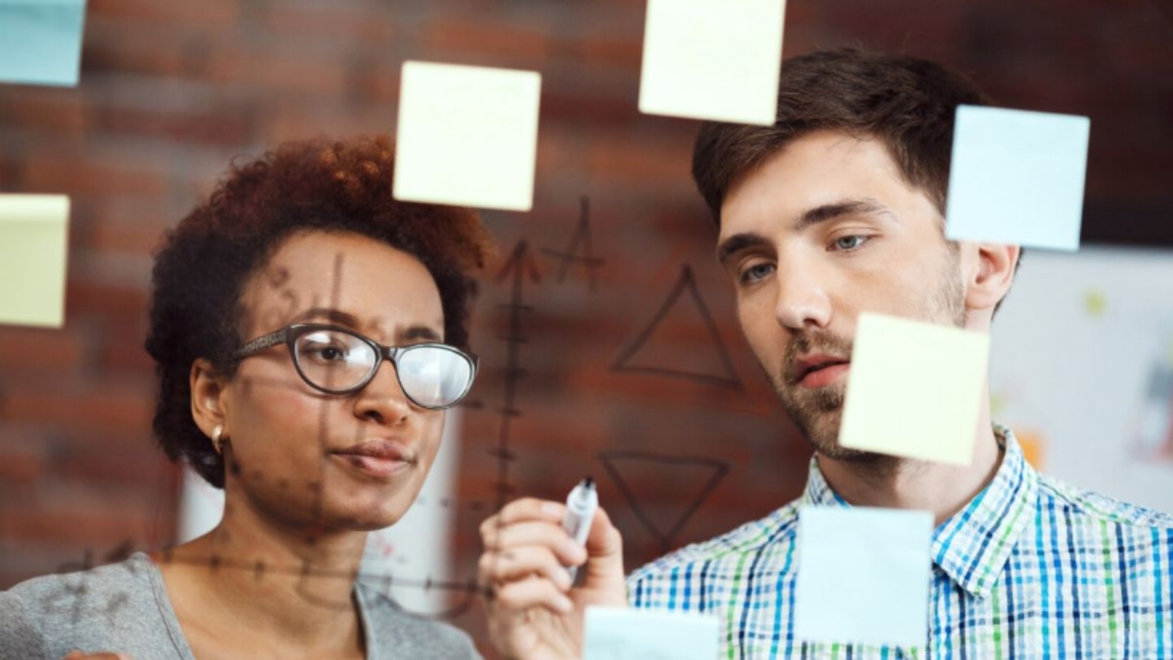acoes-para-melhorar-a-comunicacao-interna-nas-empresas-hywork