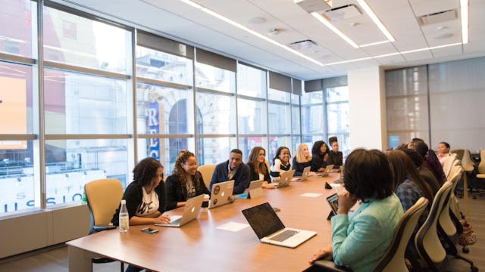 comunicacao-empresarial-o-que-e-e-como-torna-la-mais-eficiente-hywork