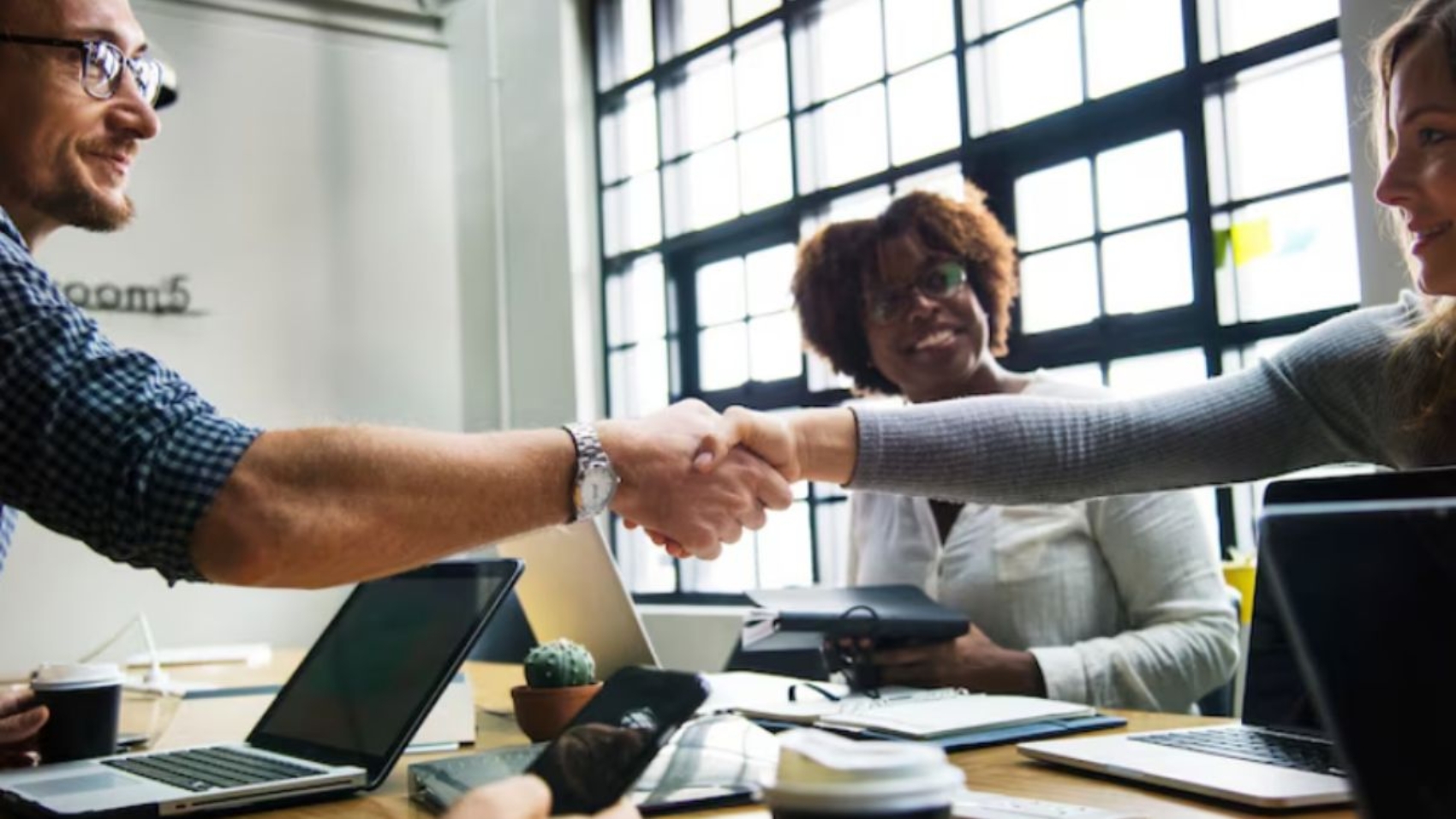 comunicacao-interna-unificada-para-empresas-escalaveis-hywork