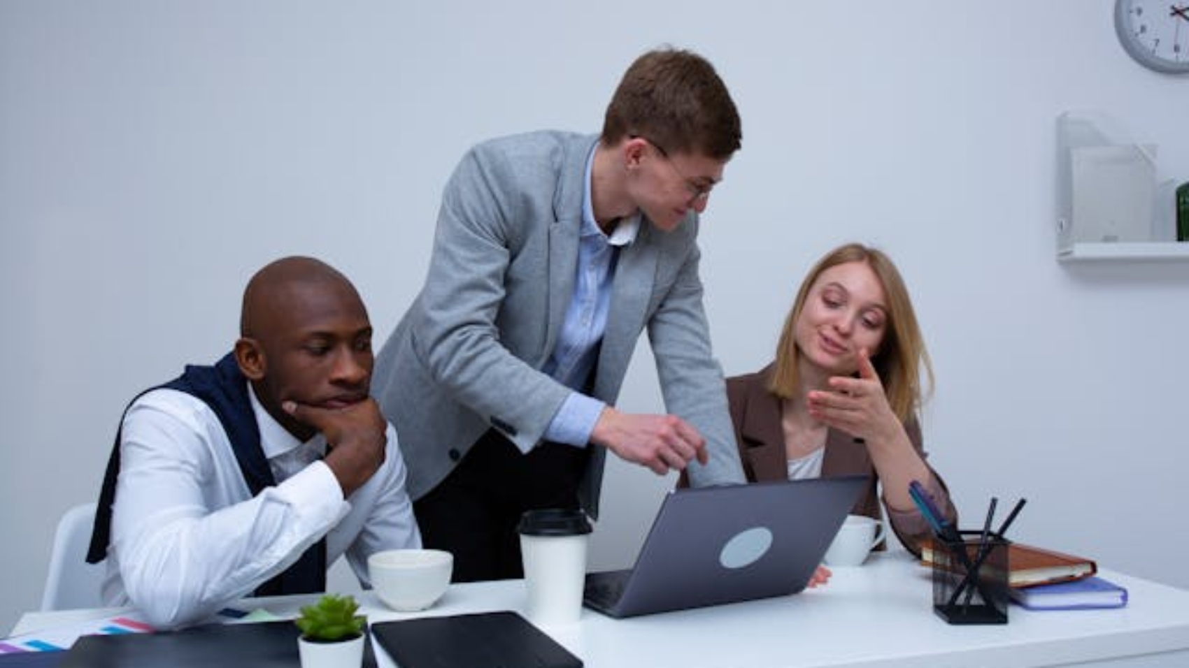 o-que-e-comunicacao-corporativa-conceito-objetivos-e-canais-hywork
