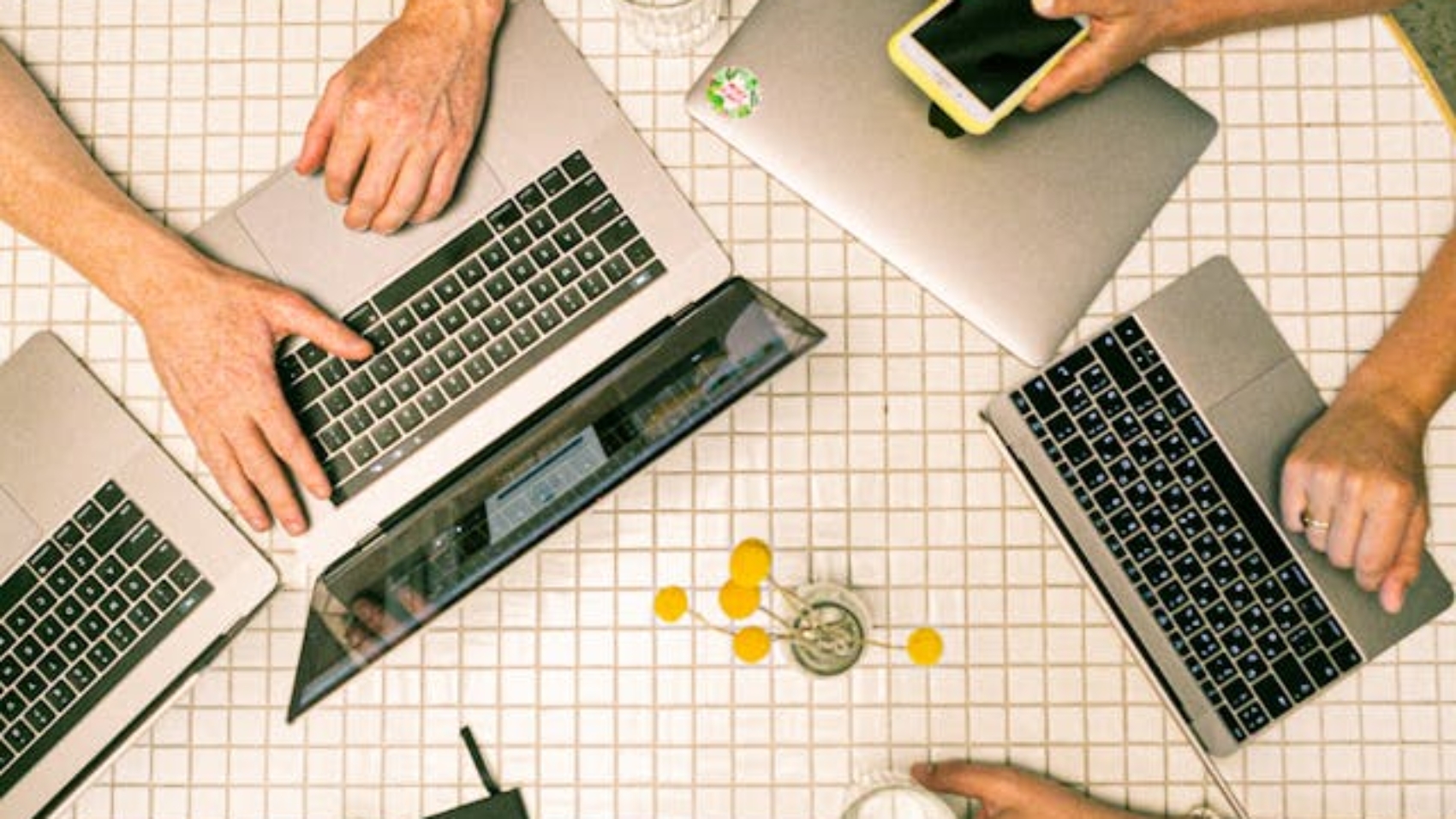 experiencia-do-colaborador-no-trabalho-hibrido-como-garantir-equidade-entre-presencial-e-remoto-Hywork
