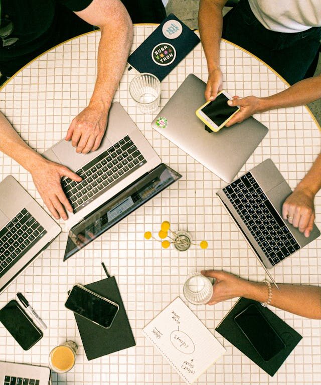 experiencia-do-colaborador-no-trabalho-hibrido-como-garantir-equidade-entre-presencial-e-remoto-Hywork