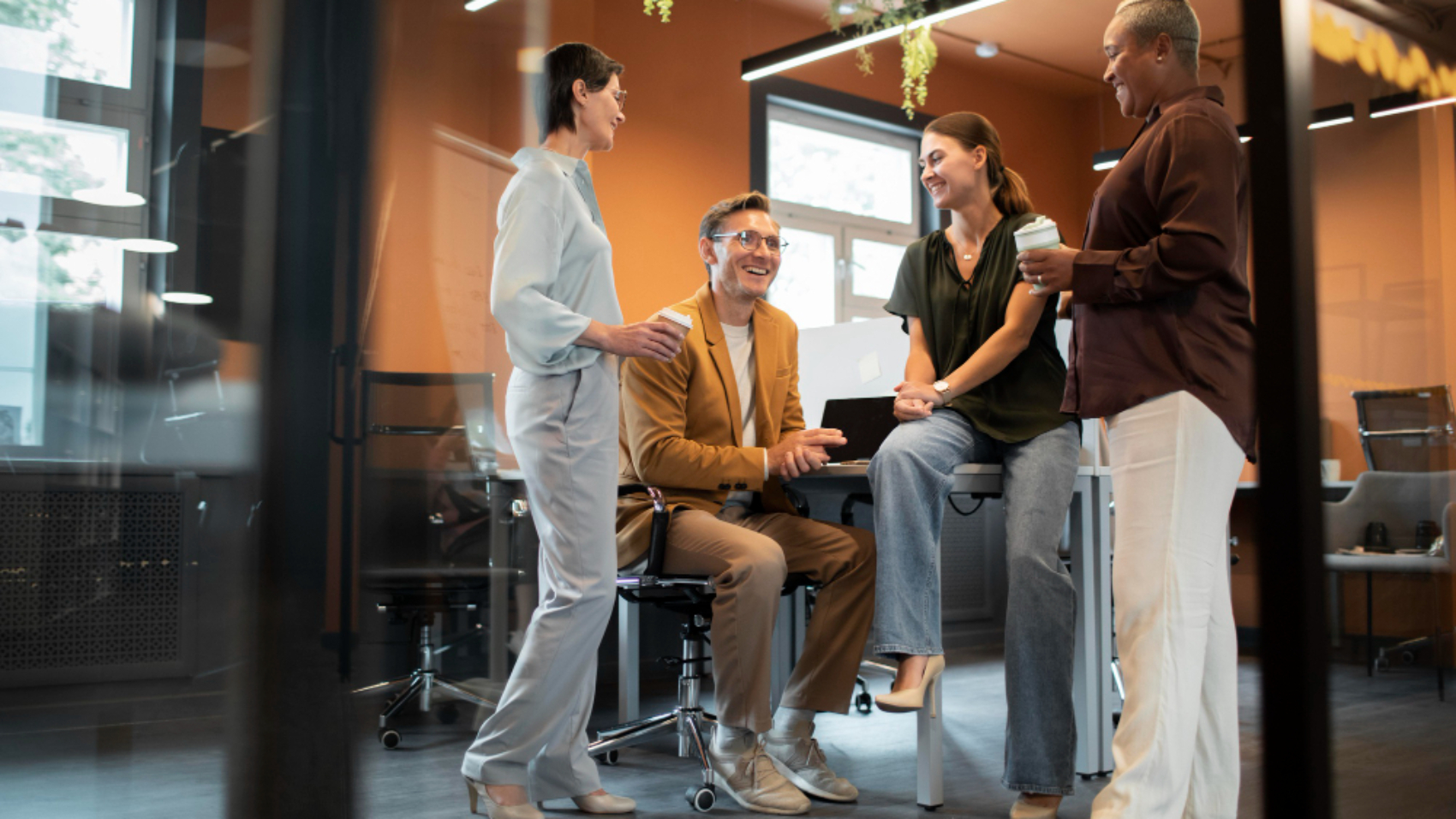 colaboradores conversando em ambiente corporativo como embaixadores internos da empresa