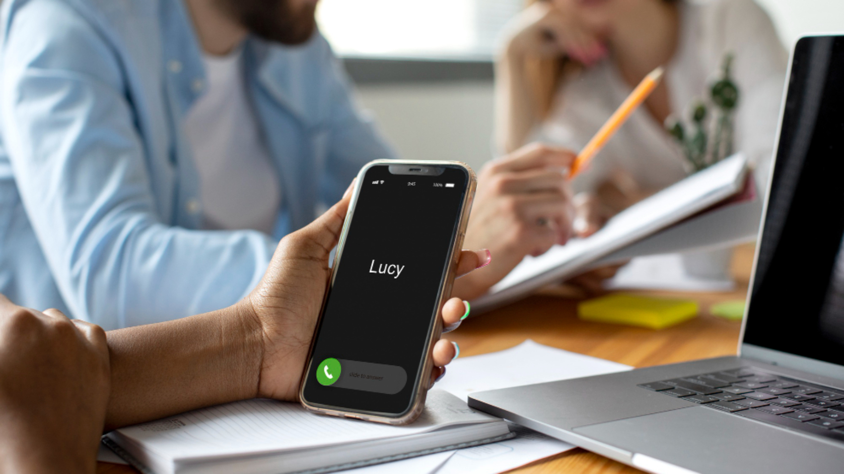 Colaboradores utilizando smartphone para receber informações e participar da comunicação interna, integrando equipes terceirizadas ao ambiente corporativo.