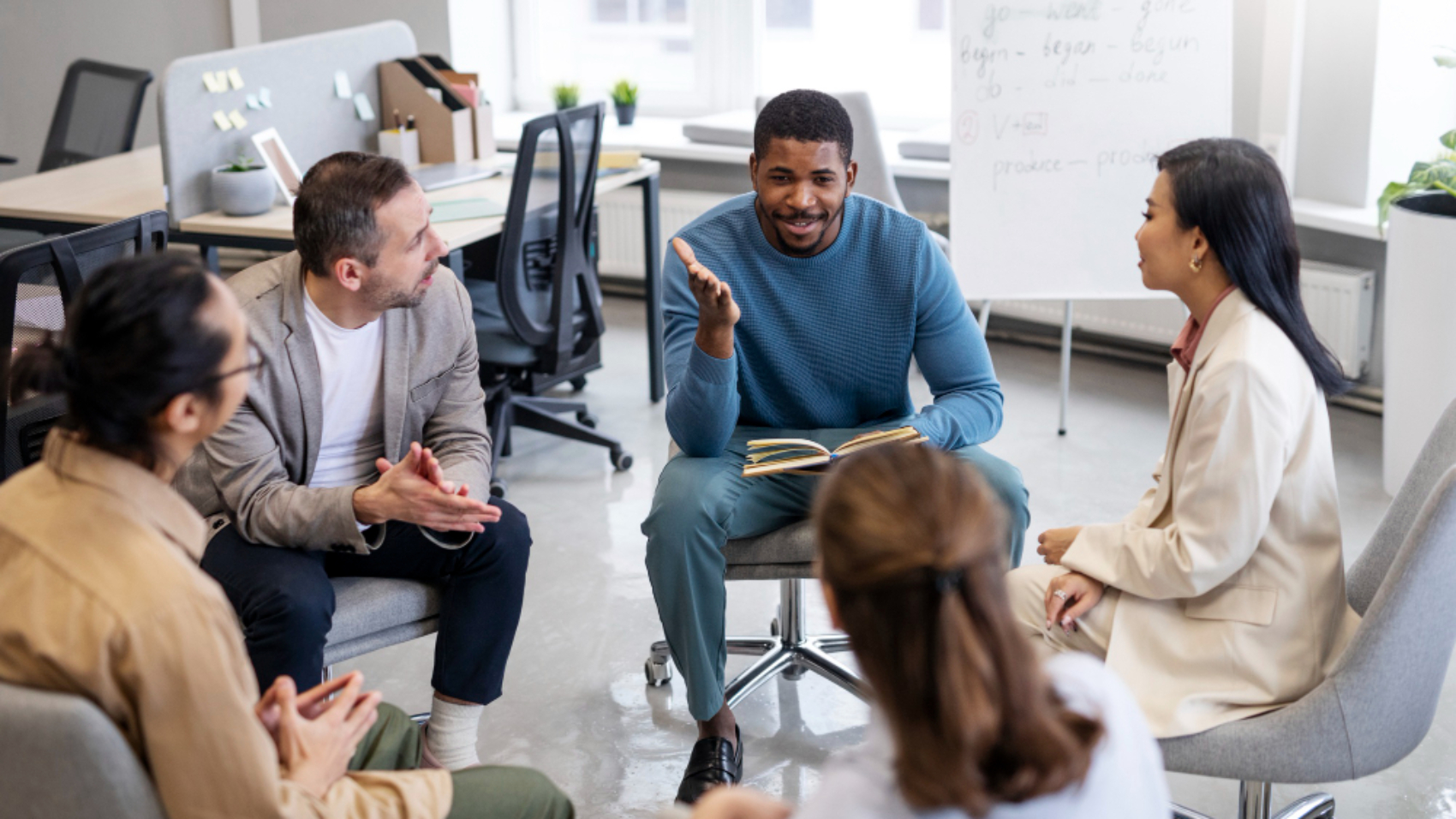 profissionais reunidos para discutir responsabilidades do comitê de comunicação interna