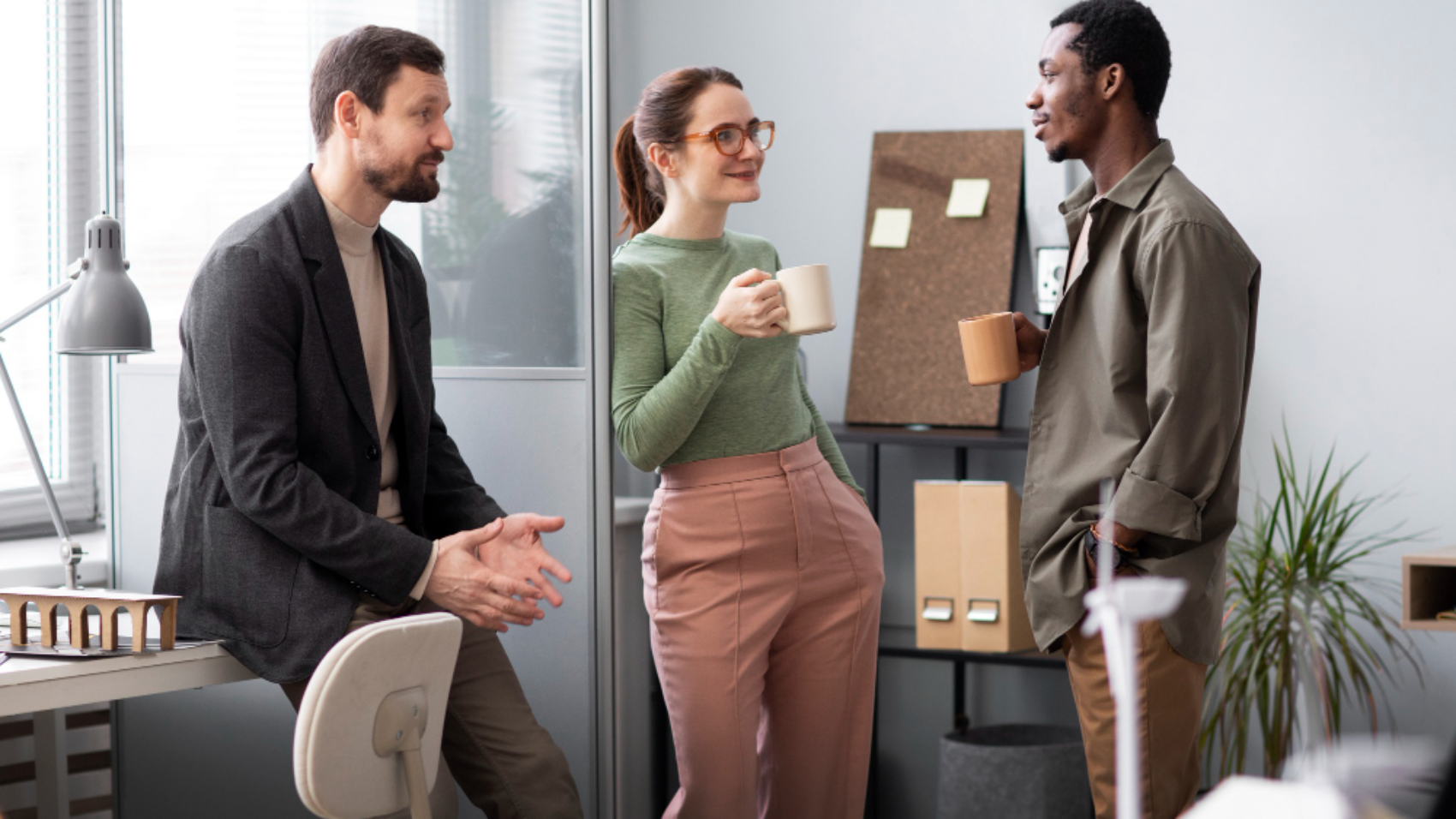 novos colaboradores conversando durante o processo de integração no ambiente de trabalho