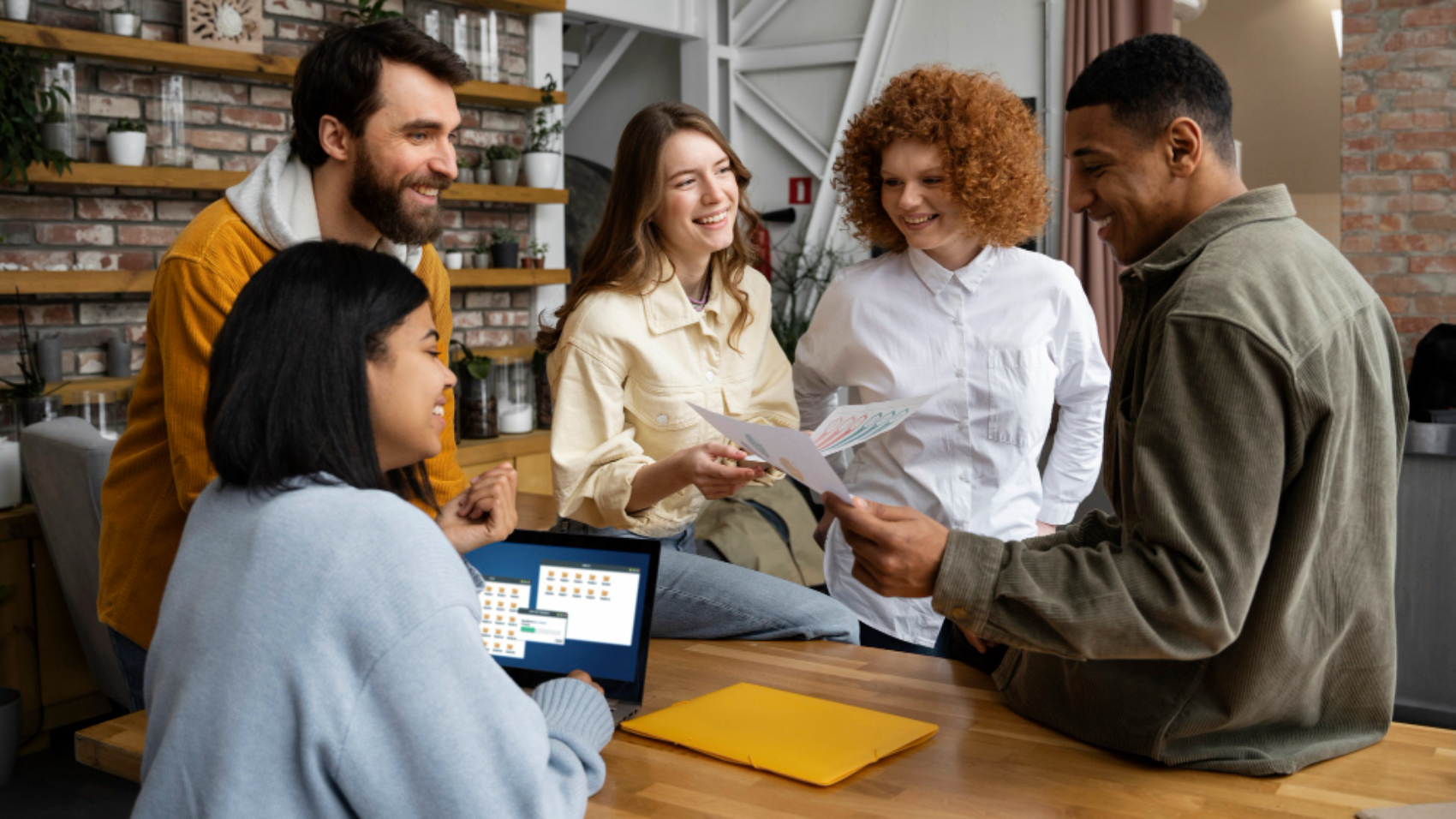 equipe reunida analisando um comunicado interno em ambiente de trabalho