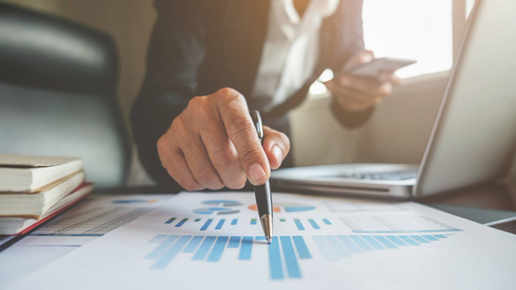 profissional analisando gráficos para medir o retorno dos investimentos em comunicação interna