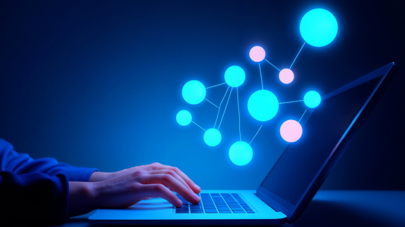 Pessoa utilizando um notebook com visualização de nós conectados em interface digital, representando a migração de intranet e a integração de informações entre sistemas.